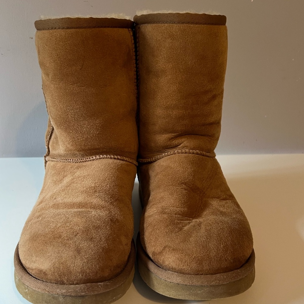 UGG Classic Short Boots. Color Chestnut. Womens Size 8